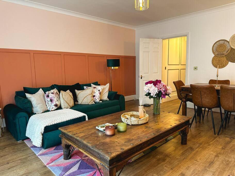 Charming Spacious 2Br Flat Near Station Plus Parking London Luaran gambar